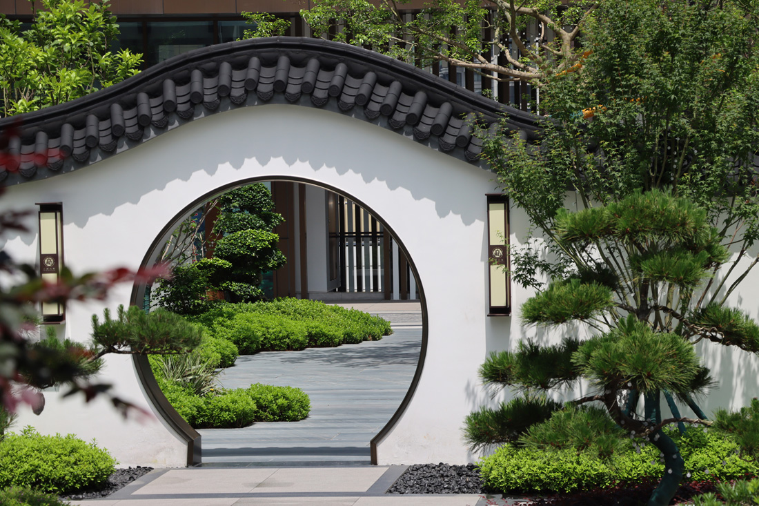 栖居六和人家·东苑，把家安在风景里，推窗即见景，步履所及皆风光，生活与美好风景撞个满怀。